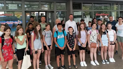Župan Marušić s prvom skupinom školaraca koji će ljetovati u Tkonu/Foto: BBŽ