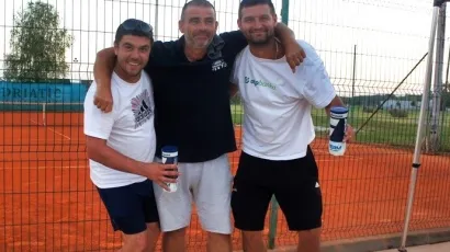 Ivan Fričer (lijevo) i Matija Šimunović (desno) odnijeli su nagradu za najuređeniji par na turniru/Foto: Domagoj Ajman/Pakrački list