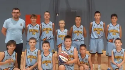 Pobjednička ekipa presretna je zbog prve dobivene utakmice/Foto: Košarkaški klub Daruvar'22