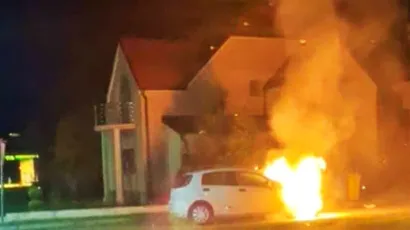 Vatra je doslovno gutala automobil/Foto: Snimio čitatelj