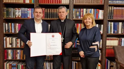 Nadbiskup Tomo Viškić dodijelio je povelju Gradu Bjelovaru/ Foto: Grad Bjelovar
