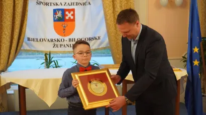 Župan Marko Marušić uručio je posebno priznanje županijske sportske zajednice talentiranom plesaču Leonu Grgiću/Foto: Dijana Puhalo