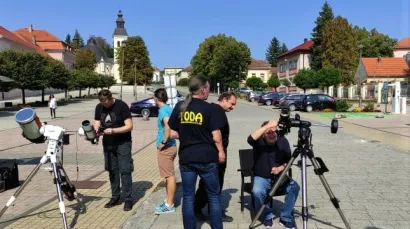 Tajnik Astronomskog društva Kumova slama promatra Sunce kroz teleskop/Foto: MojPortal.hr