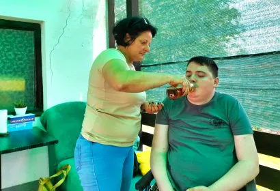 Karlo je potpuno ovisan o pomoći majke Sandre/Foto: Mario Barać/MojPortal.hr