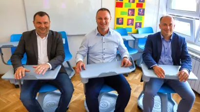 Gradonačelnik Damir Lneniček, župan Marko Marušić i zamjenik župana Saša Lukić u školskim klupama/Foto: BBŽ