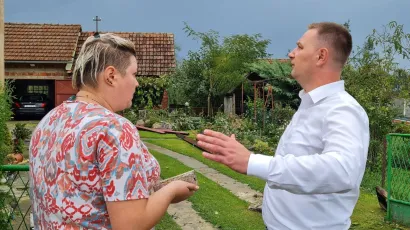 Župan Marko Marušić razgovara s Čazmankom kojoj je oštećena kuća /Foto: BBŽ