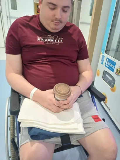 Karlo može samostalno držati &scaron;alicu/Foto: Privatni album