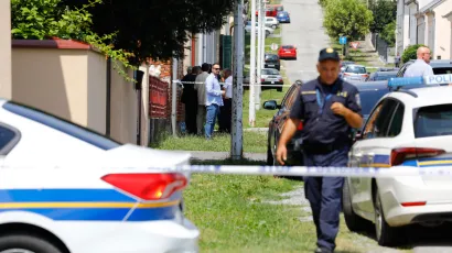 Daruvar, 220724.Petero ljudi ubijeno je danas u Domu za starije i nemocne osobe u Mazuranicevoj ulici. Petero ljudi je ranjeno. Muskarac koji je usao u dom i poceo pucati po ljudima je uhicen.Foto: Zeljko Puhovski/CROPIX