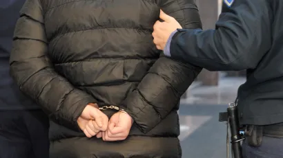 Pijani muškarac je u lisicama odveden u policijsku postaju na otrežnjenje/Foto: Sergej Drechsler/CROPIX