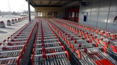 Zagreb, 040109.Prva nedjelja u ovoj godini od kad se primjenjuje novi zakon o zabrani rada nedjeljom za trgovce.Na slici prazna kolica i parkiraliste u krugu lanca Kaufland u Branimirovoj ulici.Foto: Goran Mehkek/CROPIX
