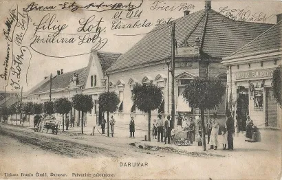 Vjerojatno najstarija fotografija zgrade je razglednica tadašnje Poštanske ulice poslana iz Daruvara 1905 godine. Na zakošenom uglu vidimo obični prozor što nam govori da kuća u tom trenutku služi samo za stanovanje. Jednako kao i susjedna na čijem mjestu će kasnije nići katnica - parna pekara./Izvor: Zbirka Dejana Lekovića  