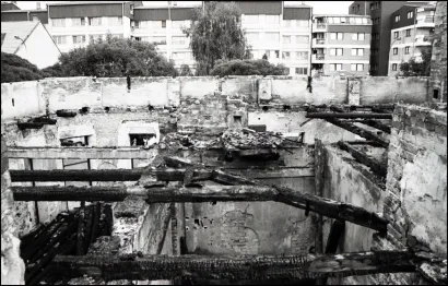 06 - U granatiranju Daruvara u nedjelju 6. 10. 1991. zgrada je planula ko kutija šibica. Do 1993 bilo je to zgarište i neugodni podsjetnik na ratna zbivanja, OTP-je u međuvremenu otišao u stečaj i zgrada je prodana osiguravajućem društvu Croatia./Foto: Damir Novaković