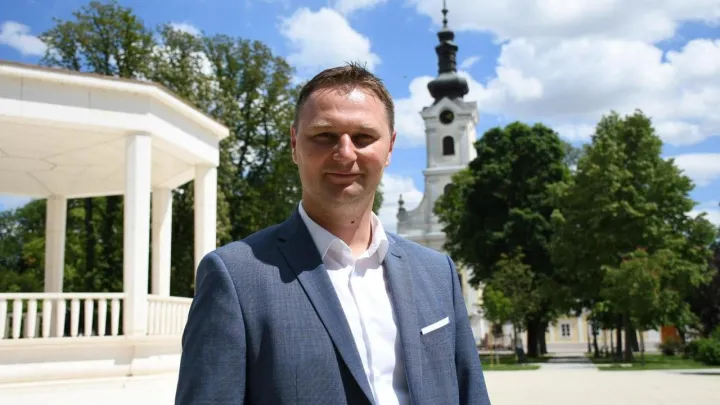 Župan Marko Marušić kaže da bi podzemna garaža ispod Gimnazije Bjelovar uvelike pridonijela rješavanju problema parkirnih mjesta u Bjelovaru/ Foto: BBŽ