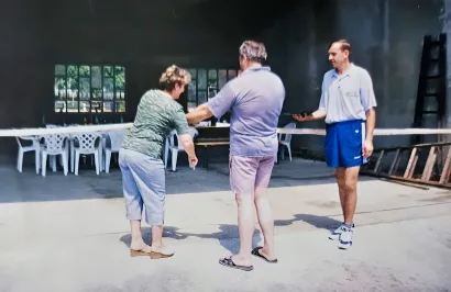 "Svečano" rezanje vrpce (iz šale) povodom otvaranja proizvodnje gredica/Foto: Privatni album