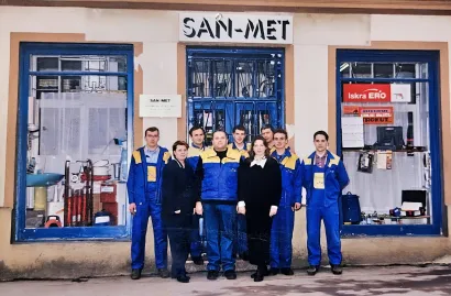 Jaroslav Bogadi i zaposlenici ispred prve trgovine San-Meta u daruvarskoj Jelačićevoj ulici/Foto: Privatni album