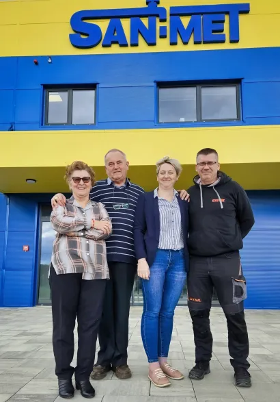 Mama Jadranka, tata Jaroslav, kći Marina i zet Stevica isprd nove trgovine koja se nalazi u Daruvaru pokraj Stop Shopa/Foto: Nikica Puhalo/MojPortal.hr