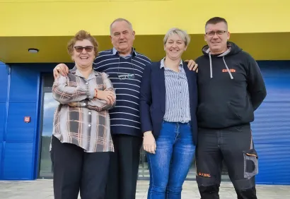 Mama Jadranka, tata Jaroslav, kći Marina i zet Stevica isprd nove trgovine koja se nalazi u Daruvaru pokraj Stop Shopa/Foto: Nikica Puhalo/MojPortal.hr