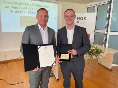 Mihael Polenus i Kristijan Kirasić s priznanjem "Zlatna kuna" koje su dobili prošle godine/Foto: InterCal