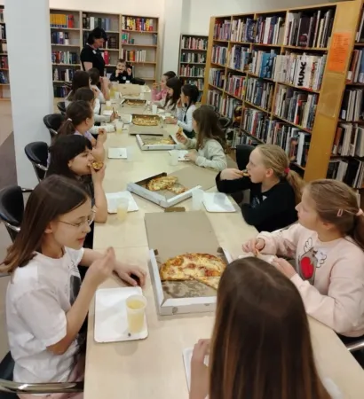 Za večeru je bila svima omiljena pizza/Foto: Pučka knjižnica i čitaonica Daruvar