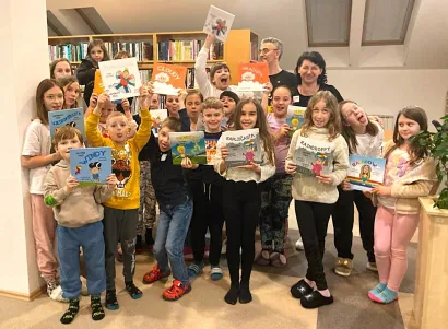 Daruvarski mališani sa Zoranom Vakulom/Foto: Pučka knjižnica i čitaonica Daruvar