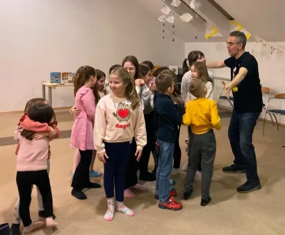 Zoran Vakula s daruvarskim mališanima/Foto: Pučka knjižnica i čitaonica Daruvar