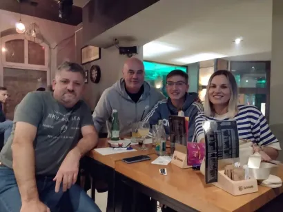 Fotografija s prvog kviza, a na njoj su osim Dine Plažanina, Alen Hlebec, Igor Lujanac i Hana Lujanac/Foto: Privatni album