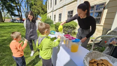 TUristička zajednica Daruvar-Papuk osigurala je besplatne slatkiše, sokove i vodu kod ulaza u dvorac grofa Jankovića/ Foto: Nikica Puhalo/MojPortal.hr