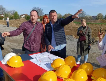 Gradonačelnik i projektant Mladen Carek pokazuju gdje će se što nalaziti/Foto: Slavica Trgovac Martan