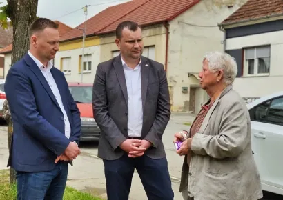 Zvjezdana Drašner, inicijatorica obilježja za Mirelu, u razgovoru s županom Marušićem i gradonačelnikom Lneničekom/Foto: Nikica Puhalo/MojPortal.hr
