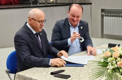  Potpisivanje ugovora o prijepisu građevinskog zemljišta između ministra Bačića i gradonačelnika Garešnice Josipa Bilandžije/Foto: Nikica Puhalo/MojPortal.hr