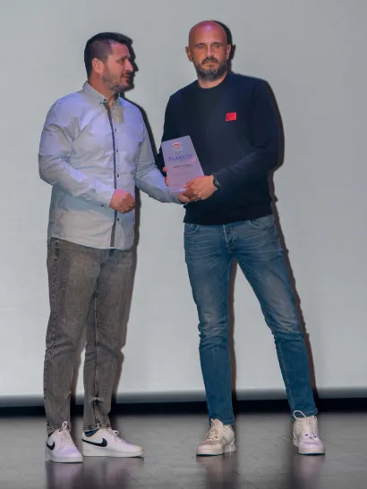 Nagradu za Jakova Ogrizeka preuzeo je njegov trener Dino Galijaš/ Foto: Predrag Uskoković/Grad Daruvar