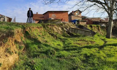 Na fotografiji snimljenoj 17. ožujka 2021. godine jasno se vidi kako zemlja i dalje tone i klizi/Foto: Martina Čapo