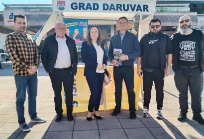 Druženje na daruvrskom trgu s kandidatkinjom HSLS-a za županicu/Foto: Privatni album