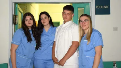 Karlo sa svojim kolegicama/Foto: Medicinska škola Bjelovar