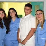 Karlo sa svojim kolegicama/Foto: Medicinska škola Bjelovar