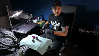Ivan Molnar u svom tatoo studiju u Daruvaru/Foto: Saša Selihar