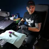 Ivan Molnar u svom tatoo studiju u Daruvaru/Foto: Saša Selihar
