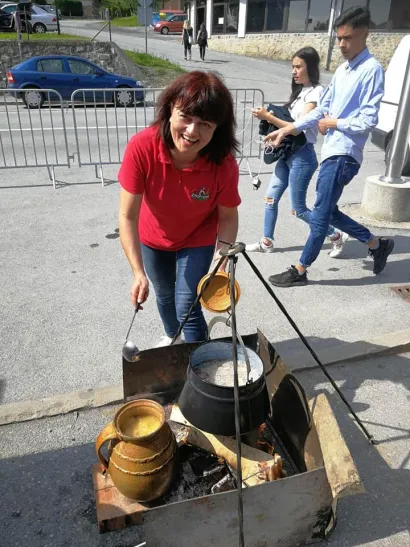 Snježana Sabo iz Zajednice Mađara Daruvar priprema grah/Foto: Udruga Nijemaca i Austrijanaca Sirač