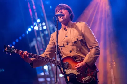 Damjan Dašić svira bas gitaru lijevom rukom, baš kao Paul McCartney/Foto: Predrag Uskoković/Grad Daruvar
