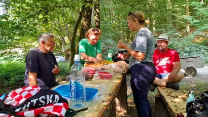 nakon posla, domaća hrana posebno prija/Foto: Udruga Lipa Garešnica