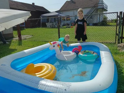 Viro i Ariela uživaju u prostranom dvorištu/Foto: Slavica Trgovac Martan