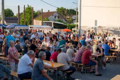 U Gornjem Daruvaru okupilo se mnoštvo ljudi/Foto: Predrag Uskoković