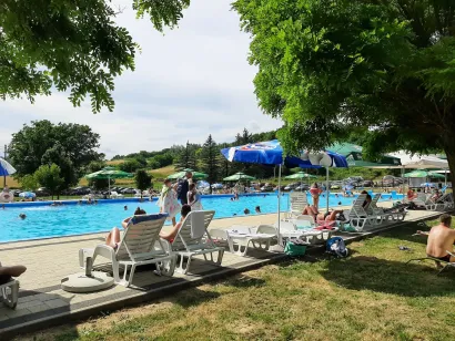 Suncobrani i ležaljke za kupače su besplatni/Foto: Facebook Bazen Gradina Šandrovac