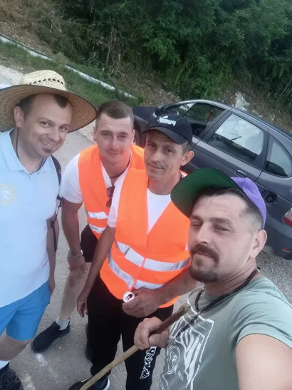 Fotografija s gvardijanom Domagojem iz samostana u Petričevcu za uspomenu/Foto: Privatni album
