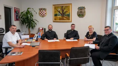 Damir Lneniček i njegova zamjenica Vanda Cegledi s predstavnicima triju crkava u Daruvaru/Foto: Grad Daruvar