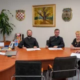Damir Lneniček i njegova zamjenica Vanda Cegledi s predstavnicima triju crkava u Daruvaru/Foto: Grad Daruvar