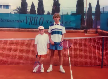 Teniski počeci s Lukom Ogrizekom. Snimljeno u Supetru 1997. godine/Foto: Privatni album