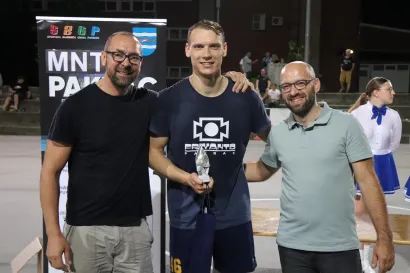 Najbolji igrač i strijelac turnira Filip Matijašević u društvu gradonačelnika Pakraca Tomislava Novinca i tajnika Sportske zajednice Grada Pakraca Jasmina Ramića/Foto: Domagoj Ajman/Pakrački list