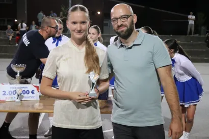 Najbolja vratarica Dora Bertović i pakrački gradonačelnik Tomislav Novinc/Foto: Domagoj Ajman/Pakrački list