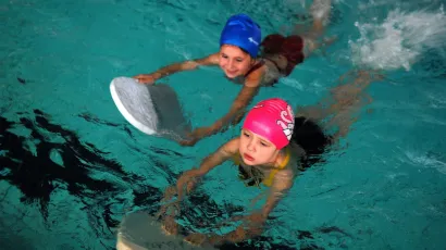 Split, 240511.Priblizavanjem ljeta na splitskim bazenima u Poljudu zapocela je s radom skola plivanja za najmladje generacije koja je okupila više od stotinu djece. Na fotografiji najmladji neplivaci.Foto: Mario Todoric/CROPIX